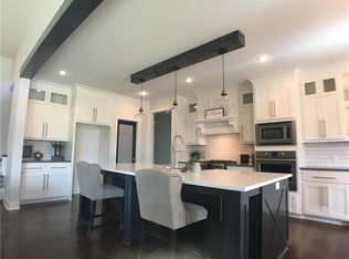 5629 NW Thousand Oaks Dr, Parkville, MO 64152