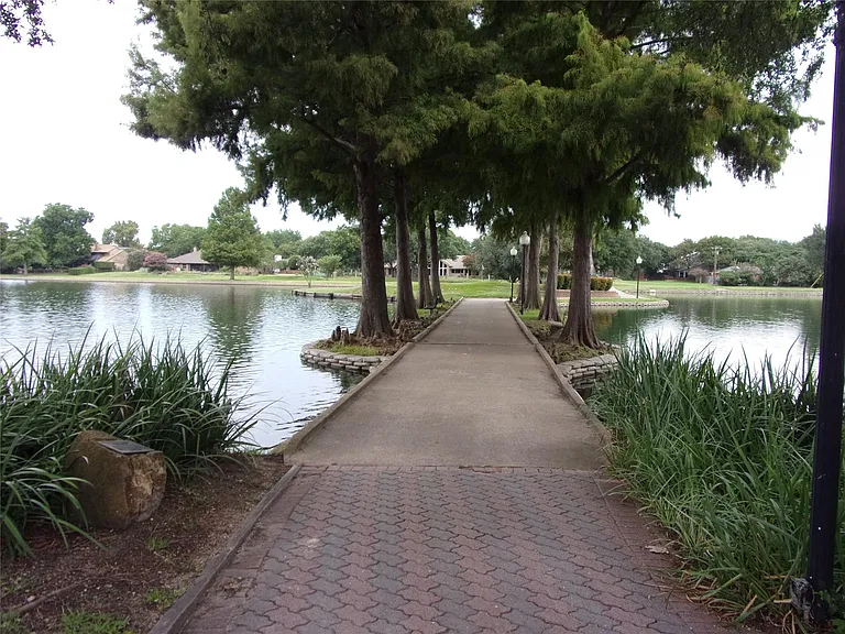2908 Shady Lake Cir — Photo 16