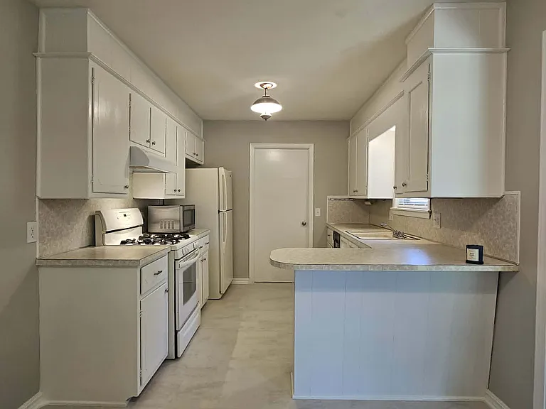 708 W Hartwood Ave — Photo 8