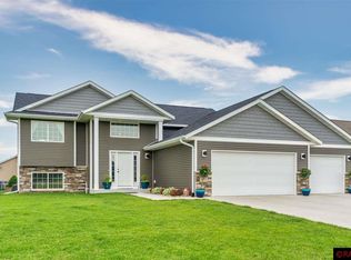 808 Fieldcrest Dr, Mankato, MN 56001