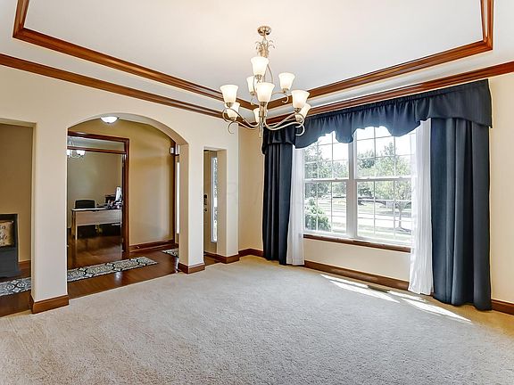 4th image of 102 Fox Glen Dr W