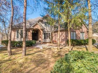 9566 Rolling Greens Dr, Pinckney, MI