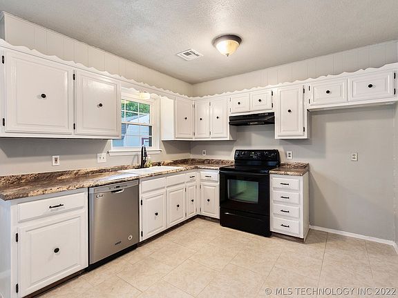 3rd image of 227 B St NE
