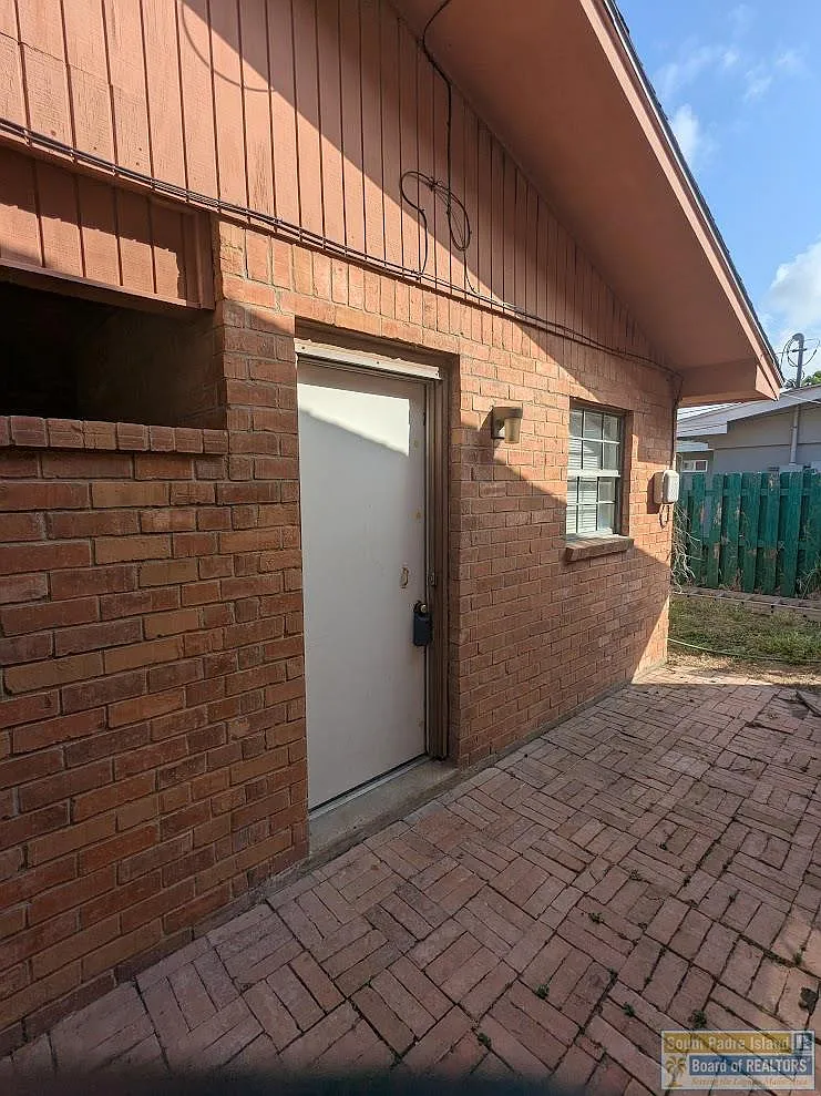2 bed, 1.5 bath, 1064 sqft, $1,400 — Photo 1