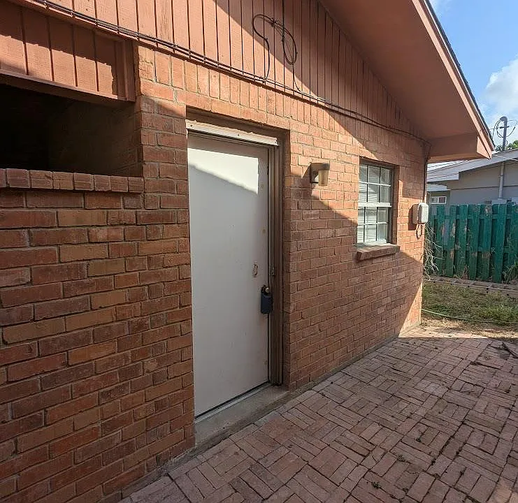 222 E Hickman Ave
