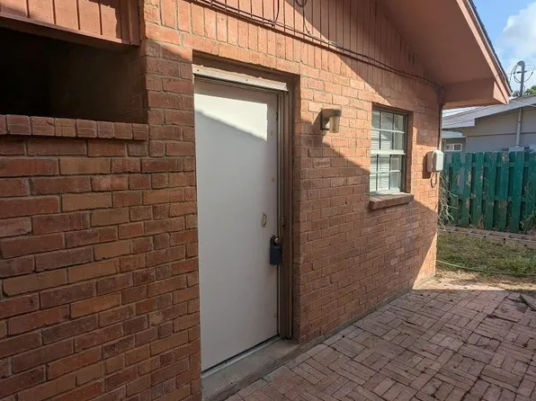 222 E Hickman Ave, Port Isabel, TX 78578