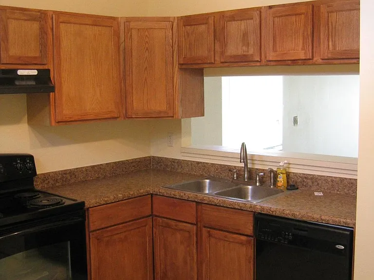 1042 Manigan Ave — Photo 3
