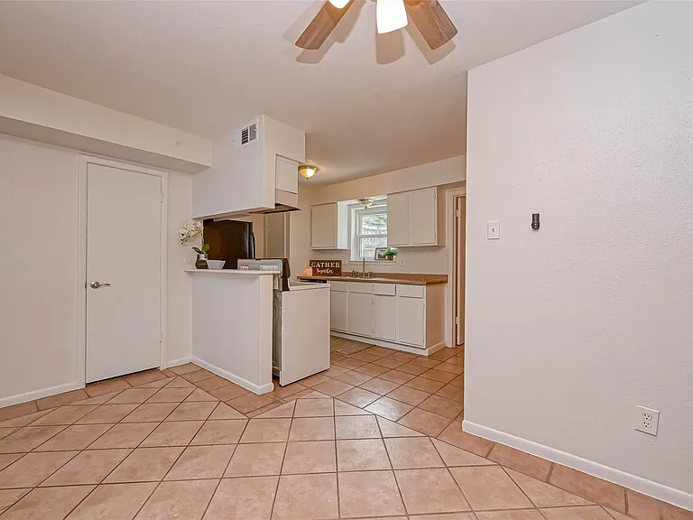 1911 Sherwood Forest St #9 — Photo 10