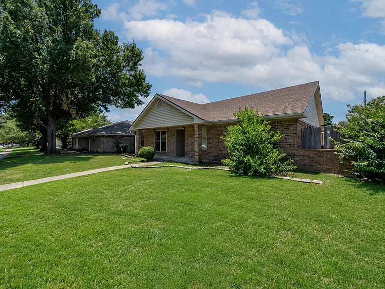 422 Woodhollow Dr — Photo 3