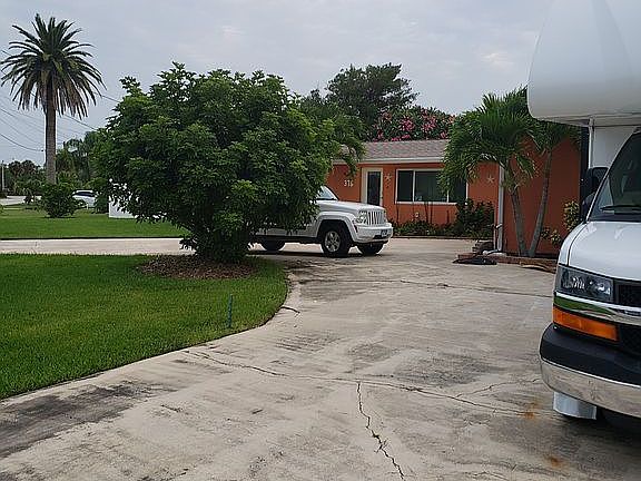 4th image of 376 N Lakeside Dr