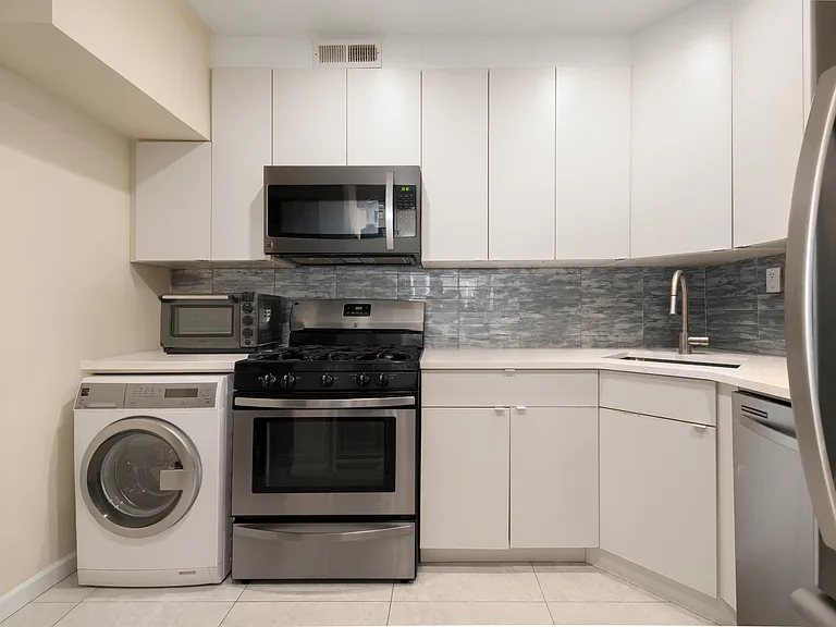 452 W 19th St #2C — Photo 4