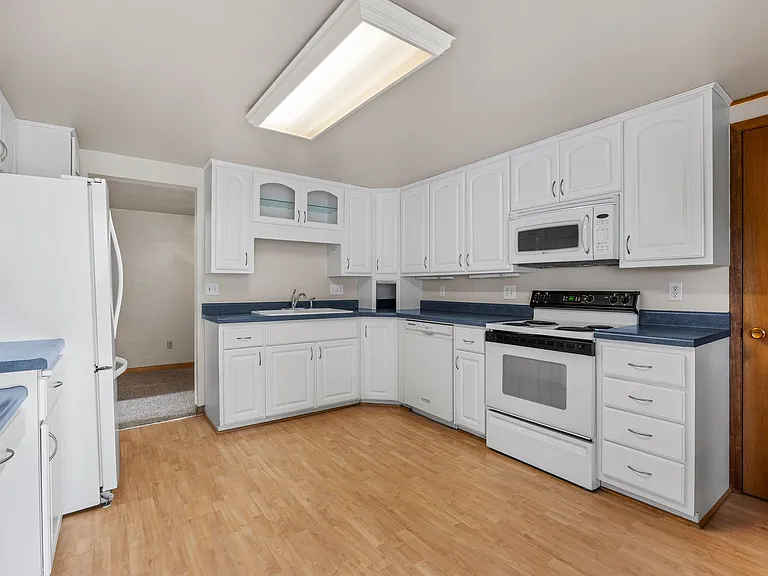 3401 Seneca Ave — Photo 2
