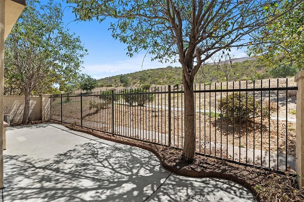 3 bed, 2.5 bath, 1930 sqft, $5,200 — Photo 2