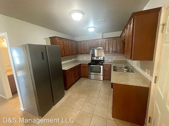 3rd image of 567 N Walker Dr