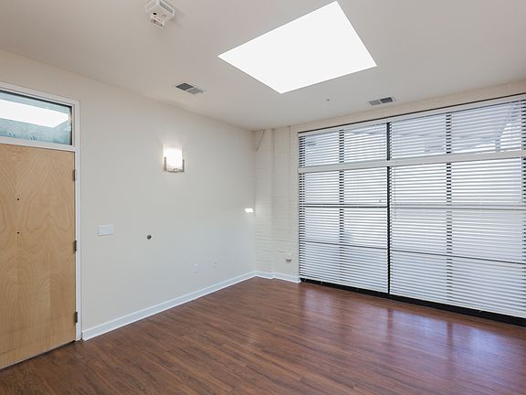 3rd image of 1302 Mactavish Ave APT B
