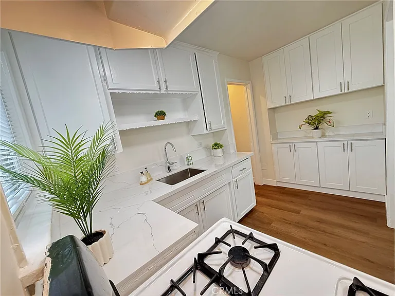 549 N Niagara St — Photo 3