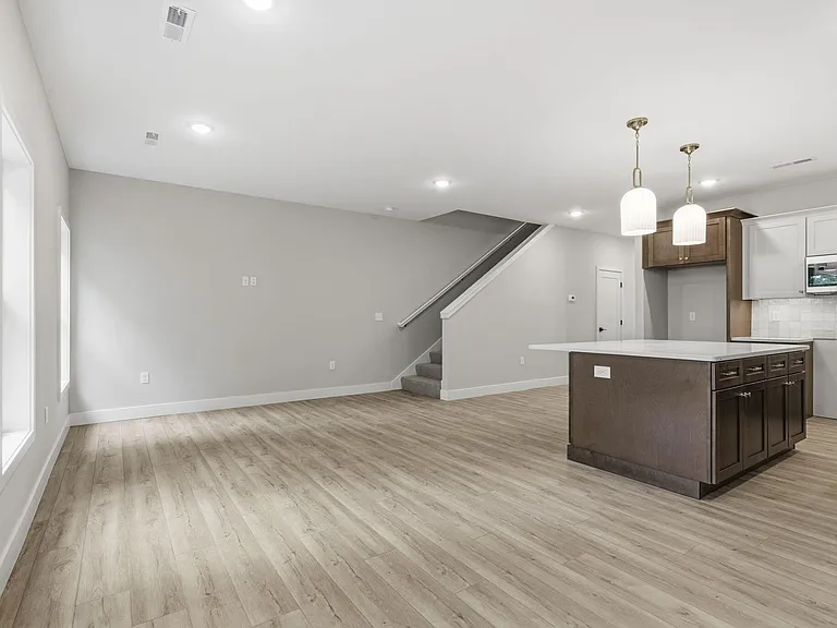 2175 W Parkview Ave — Photo 14