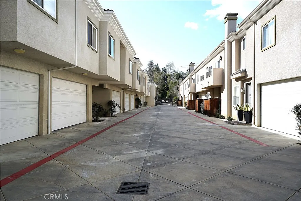 3 bed, 2.5 bath, 1505 sqft, $3,450 — Photo 2