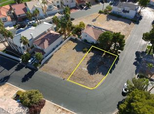 2820 Queens Courtyard Dr, Las Vegas, NV 89109