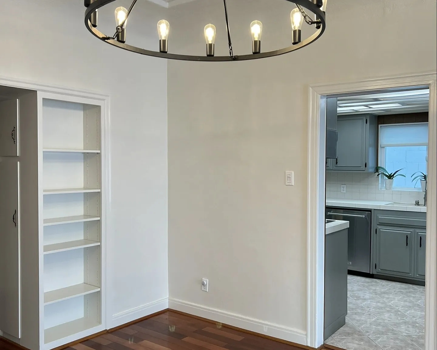 317 E Beach Ave — Photo 2