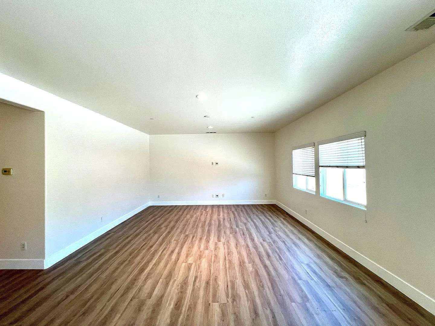 Beautiful 4BR/3BA Home with Loft & Downstairs Bedroom in Jurupa Valley — Photo 2