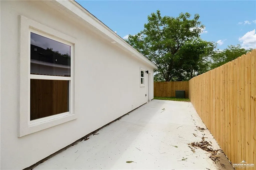 2 bed, 2.0 bath, 936 sqft, $1,200 — Photo 2