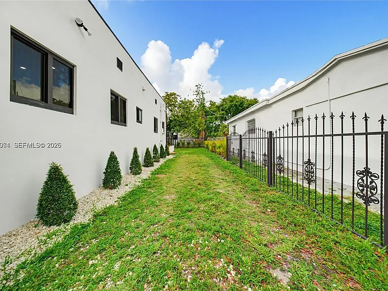 1021 NW 48th St — Photo 32