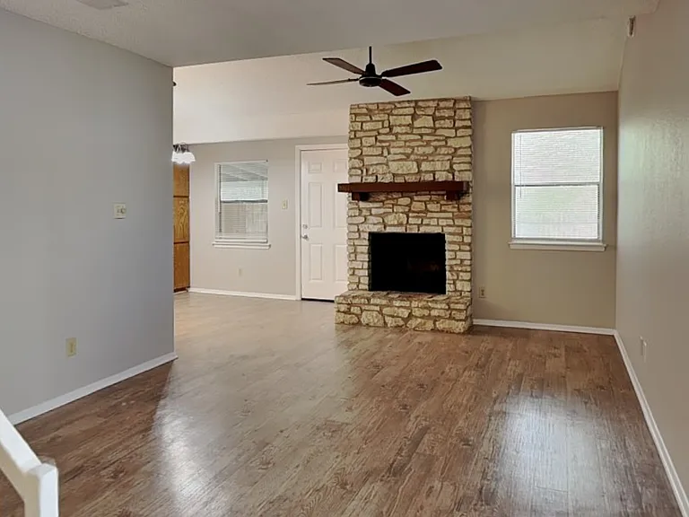 Spacious living room with neut