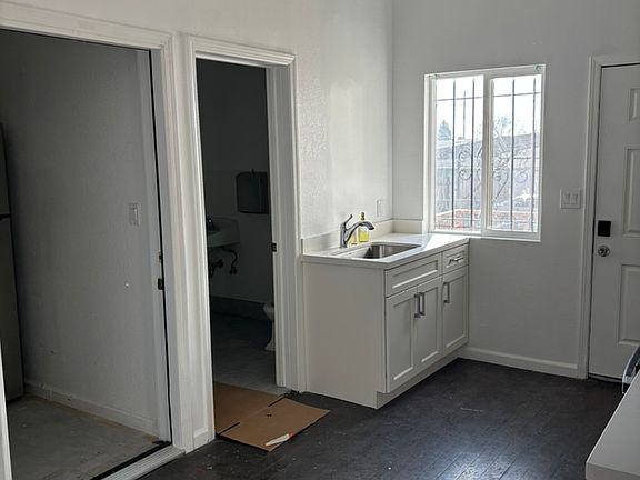 4th image of 7511 Macarthur Blvd
