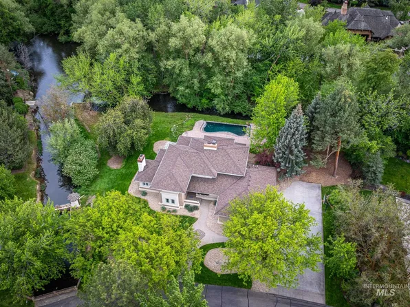 9527 W Riverside Ln, Garden City, ID 83714