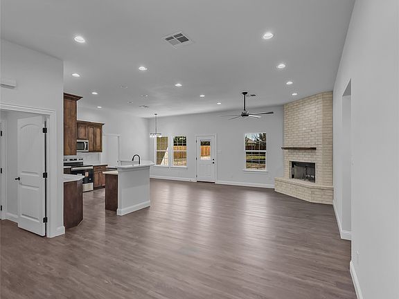 3rd image of 905 W Cardinal St