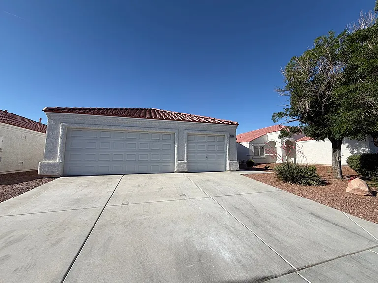 2139 Meadow Green Ave — Photo 2