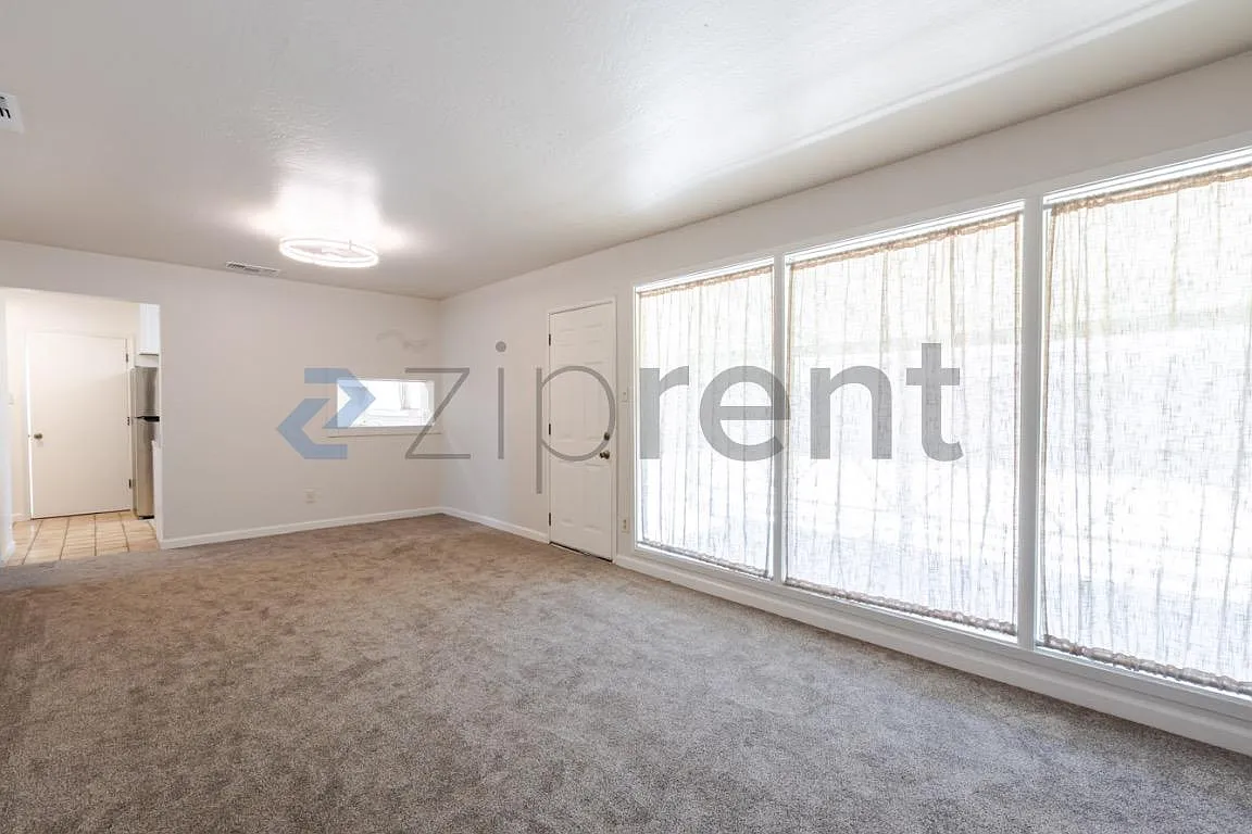3 bed, 944 sqft, $2,200 — Photo 3