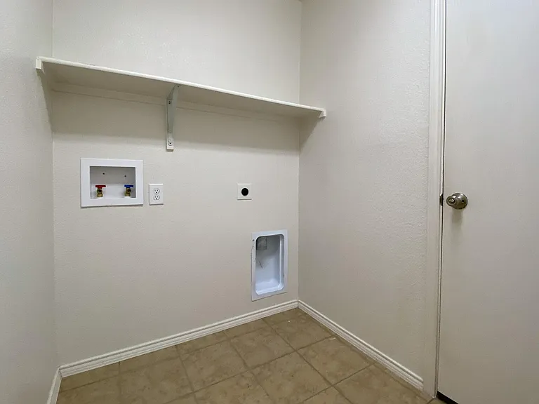6940 Derbyshire Dr — Photo 24