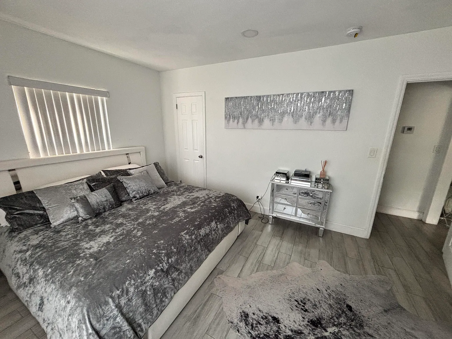 2 bed, 1.0 bath, 704 sqft, $2,300 — Photo 4