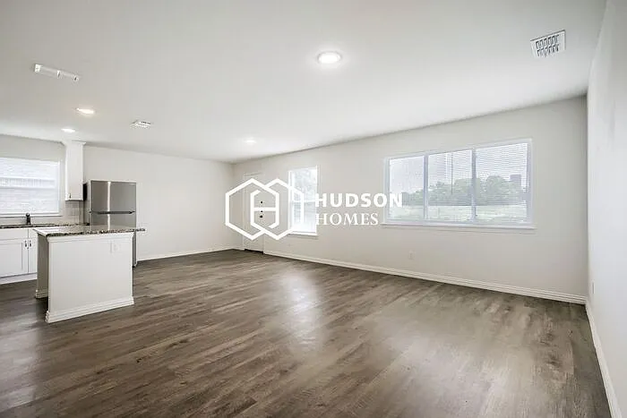 3 bed, 2.0 bath, 1298 sqft, $1,325 — Photo 4