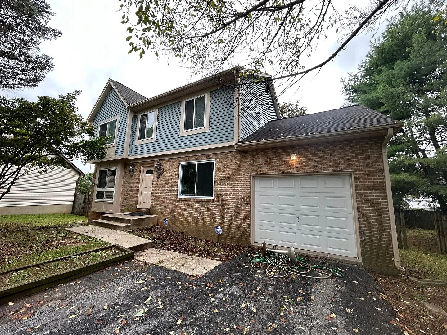 Spacious Sf In Germantown Estates — Photo 1
