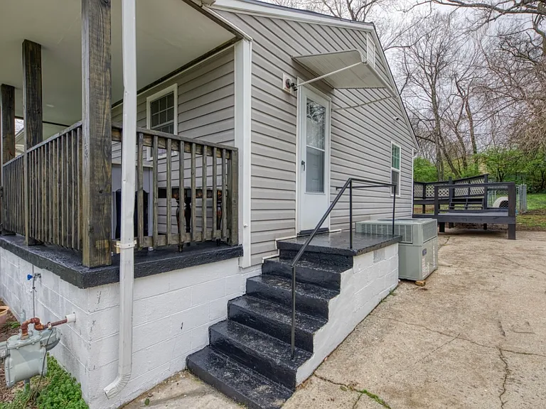 2527 Boyds Bridge Pike — Photo 4