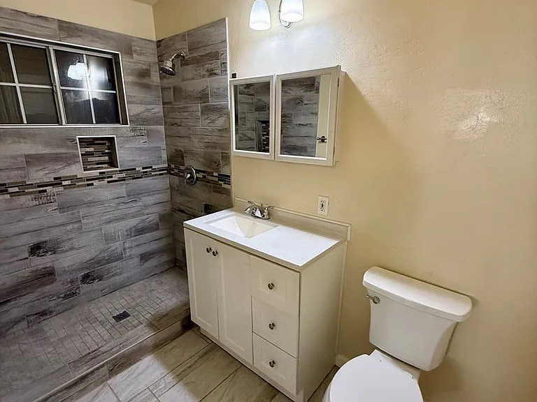 4901 Frink Ave — Photo 5