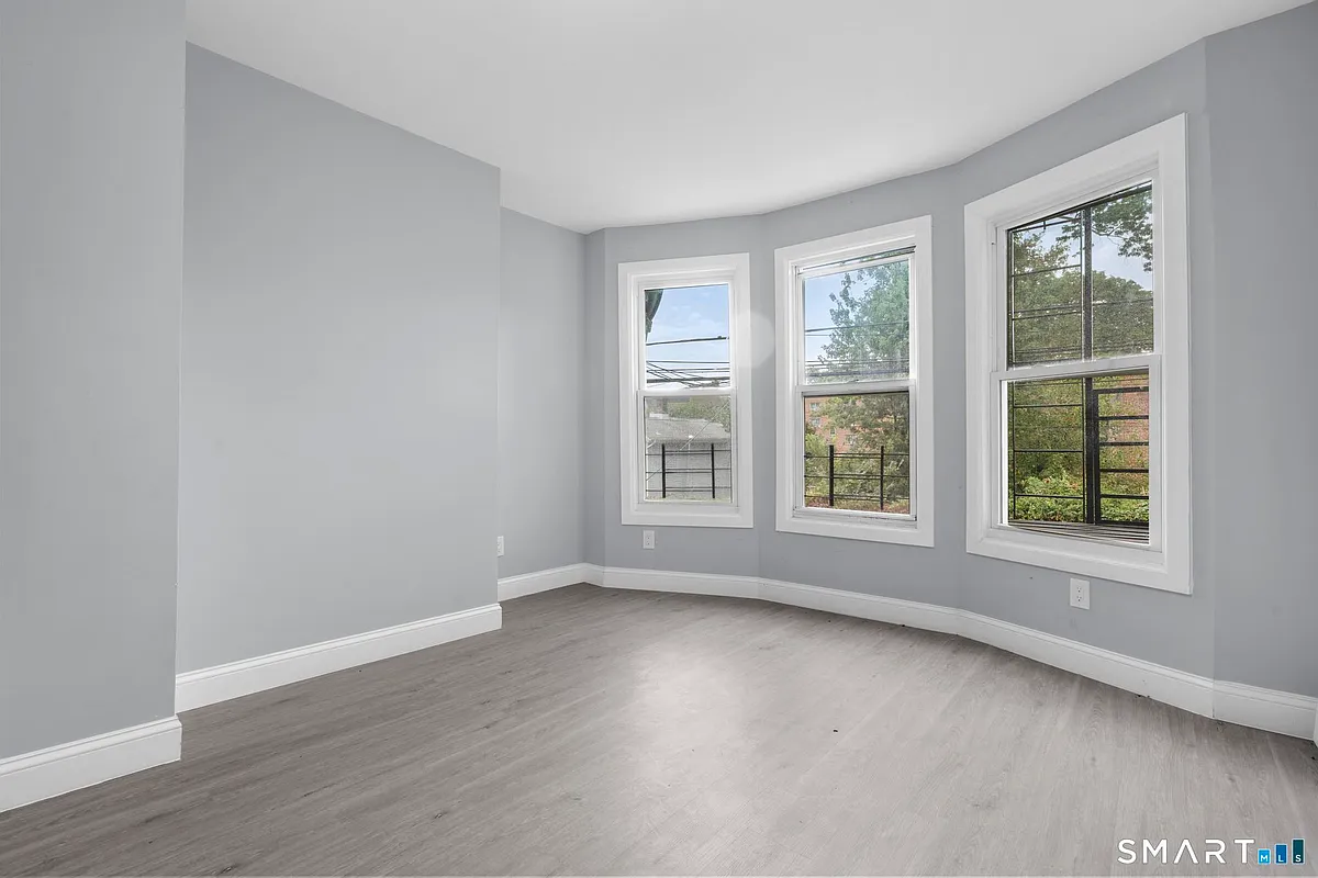 Building Photo - 1874 Barnum Ave #2E