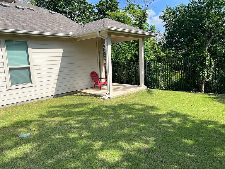 932 Crockett St — Photo 32