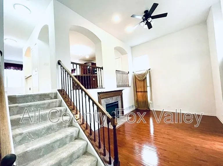 459 Grosvenor Ln — Photo 4
