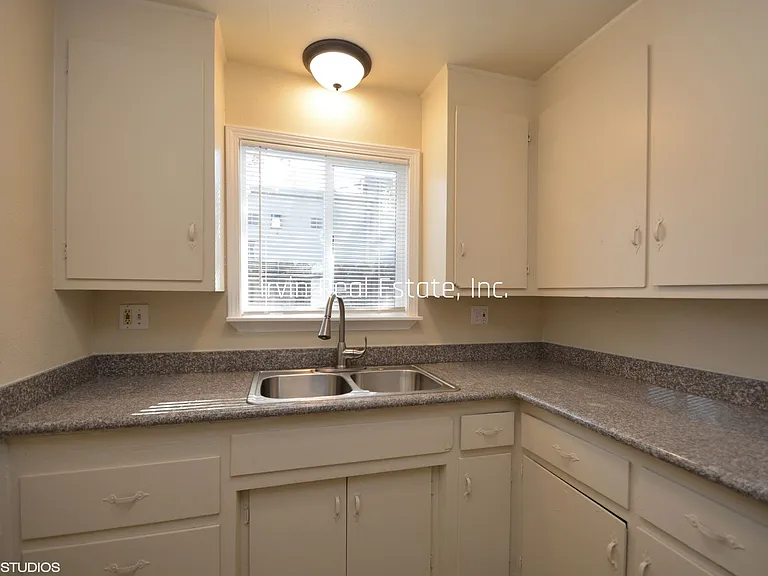 3303 N Franklin Ave — Photo 11