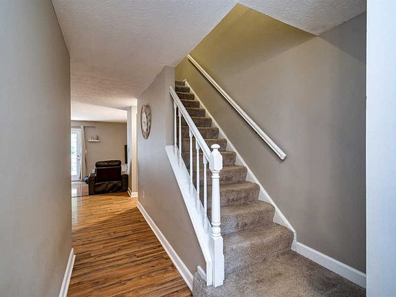 5th image of 828 S Woodlyn Dr