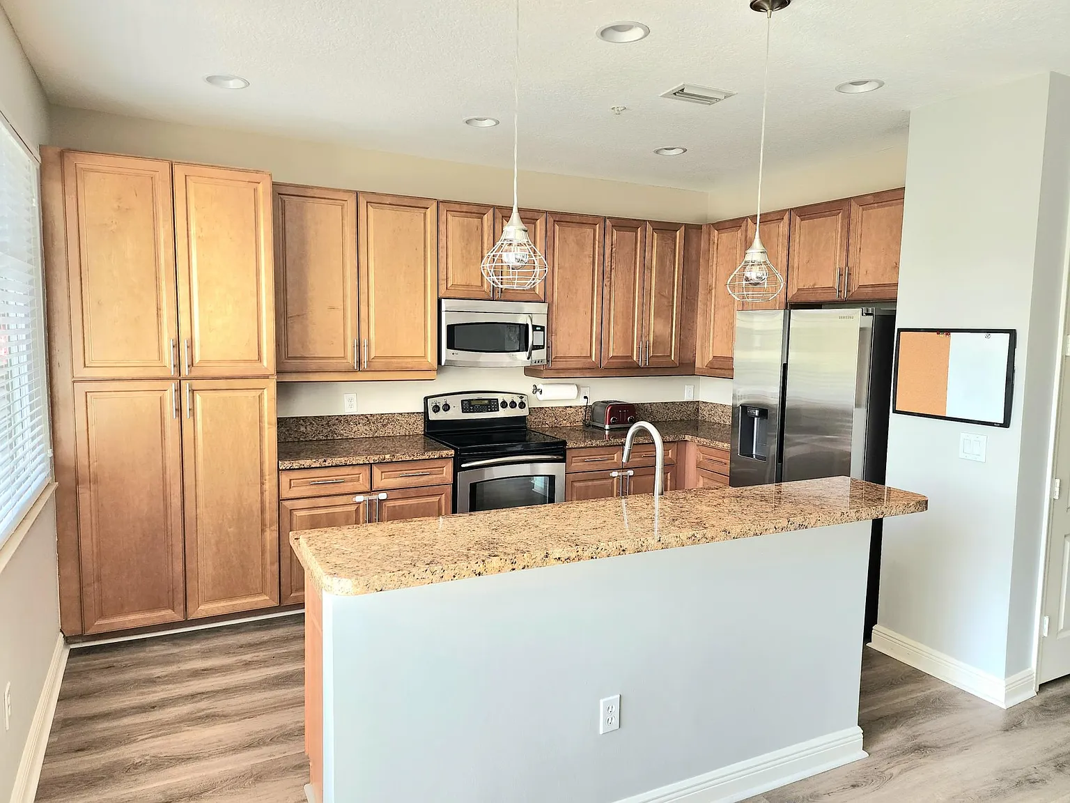 3 bed, 3.5 bath, 1957 sqft, $3,975 — Photo 3