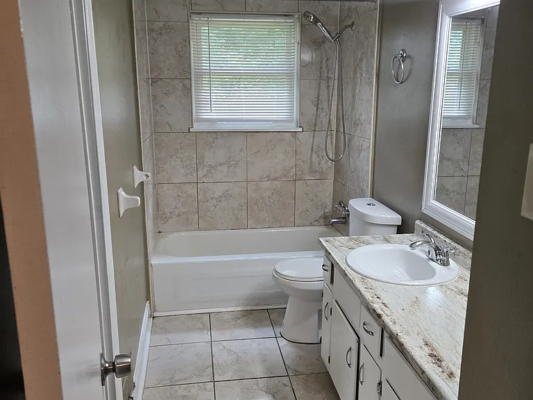 Upstairs full bathroom