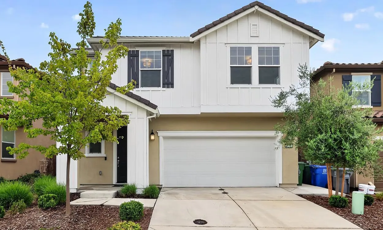 4 bed, 2102 sqft, $3,195 — Photo 1