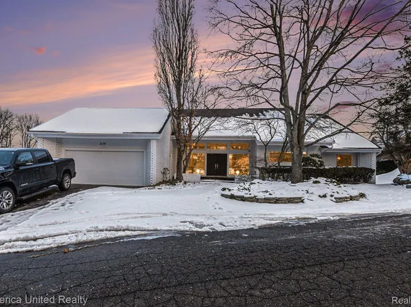 3179 Montmarte Cir, West Bloomfield, MI 48323