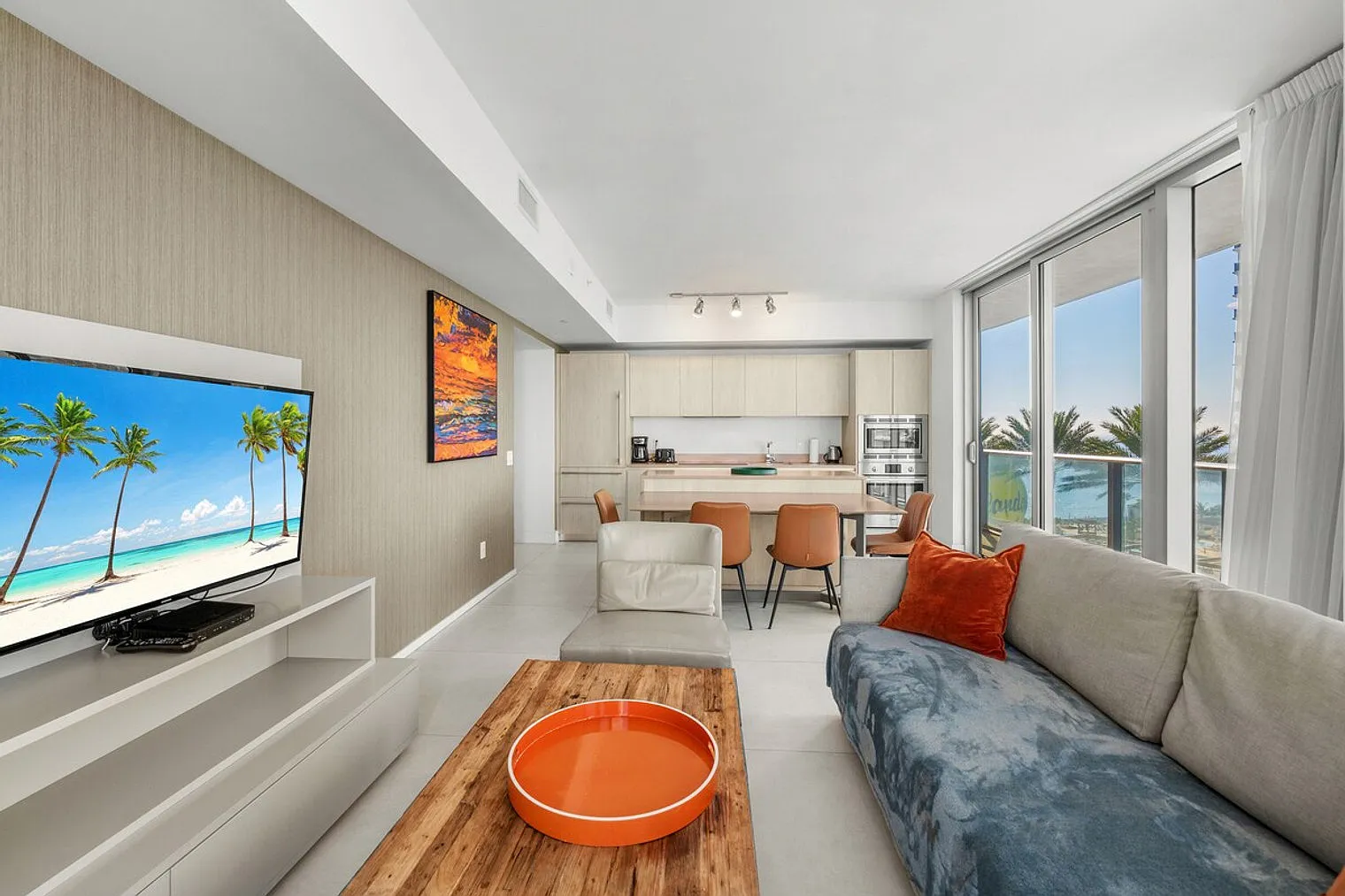 2 bed, 2.0 bath, 1001 sqft, $5,961 — Photo 3