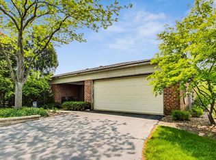 438 Amberley Ln, Deerfield, IL